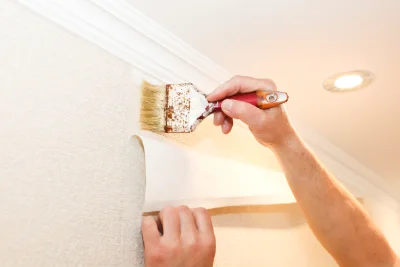 Pose de papier peint au Charme — revêtements muraux et toiles de verre
